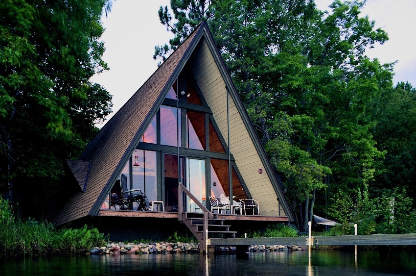 U kući tipa koliba nema zidova, zamijenjen je povećanim krovom ispod kojeg su smještene dnevne sobe U kući tipa koliba nema zidova, zamijenjen je povećanim krovom ispod kojeg su smještene dnevne sobe