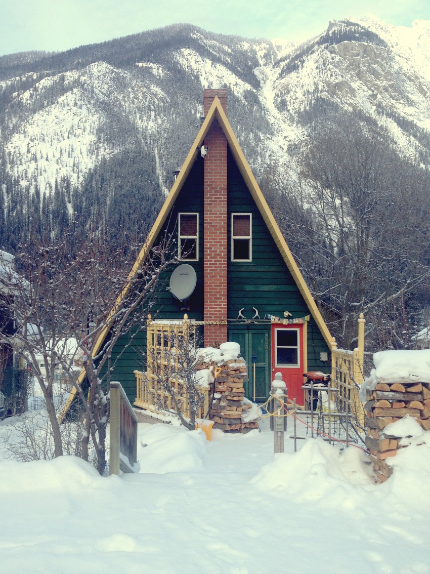 Relativna jednostavnost konstrukcije konstrukcije i visoke stope gradnje, zbog odsustva zidova, važne su prednosti kućice Relativna lakoća postavljanja konstrukcije i visoka brzina gradnje, zbog nepostojanja zidova, važne su prednosti kuće u kolibi