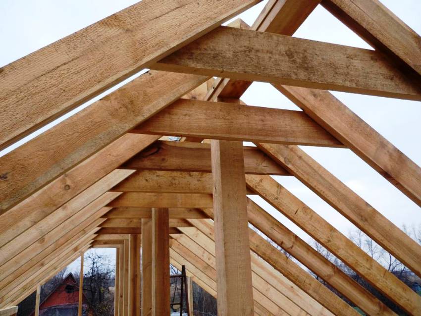 Sastavljanje elemenata u obliku slova A okvira kuće kolibe Sastavljanje elemenata u obliku slova A okvira kuće kolibe