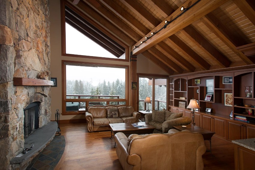 Kosi zidovi možda se neće svidjeti svima, jer raspored namještaja u takvoj sobi nije lak zadatak Kosi zidovi možda se neće svidjeti svima, jer raspored namještaja u takvoj sobi nije lak zadatak