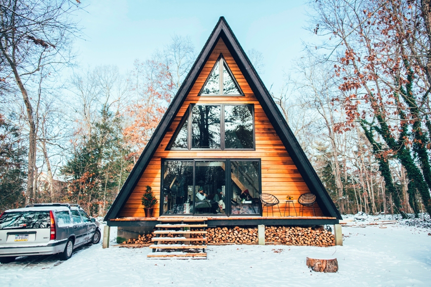 Zapravo, koliba se sastoji od struktura koje se ponavljaju, naime drvenih okvira koji nalikuju slovu A Zapravo, koliba se sastoji od struktura koje se ponavljaju, naime drvenih okvira koji nalikuju slovu A