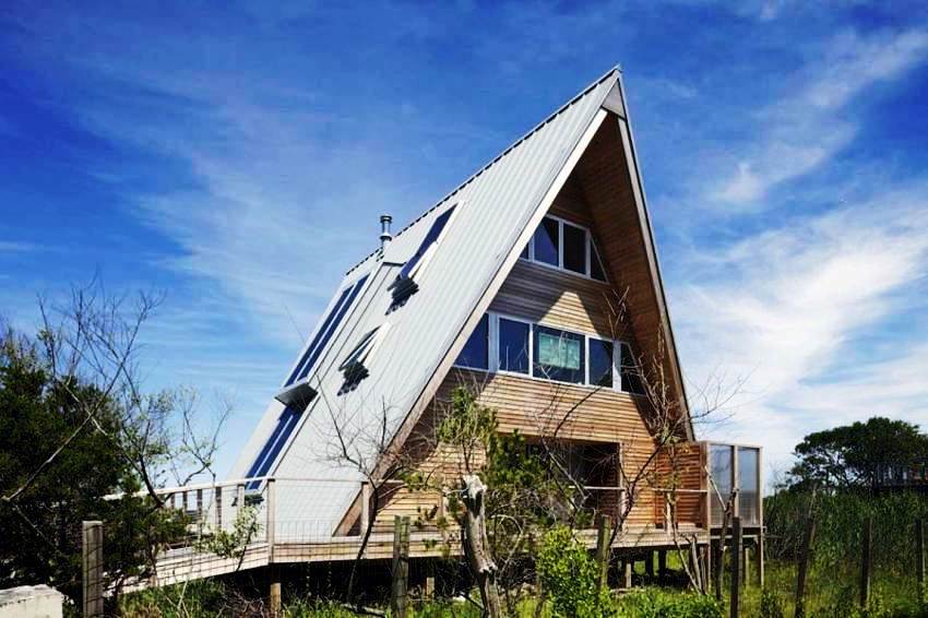 Ugradnja škriljevca provodi se s preklapanjem duž ruba u jednom ili dva vala Ugradnja škriljevca provodi se s preklapanjem duž ruba u jednom ili dva vala