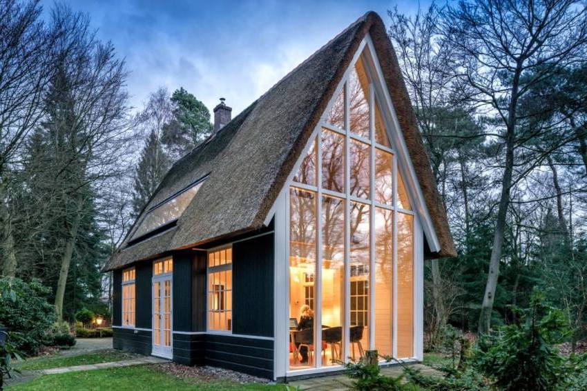 Prostor ispod visine osobe ispod kosih zidova kolibe može se odvojiti vertikalnim pregradama Prostor ispod visine osobe ispod kosih zidova kolibe može se odvojiti vertikalnim pregradama