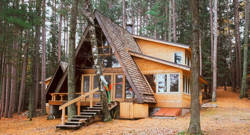 Kuće-kolibe nisu tako česte, odmah se ističu svojim netrivijalnim izgledom iz brojnih zgrada uobičajenih tradicionalnih oblika Kuća-koliba: alternativni dizajn stanova za prigradsku gradnju