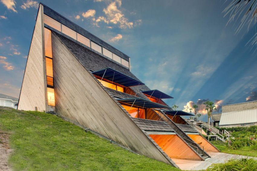 Koliba se može nazvati jednim velikim potkrovljem, koje može imati dvije ili tri razine - koliko dopušta visina krova Koliba se može nazvati jednim velikim potkrovljem, koje može imati dvije ili tri razine - koliko dopušta visina krova