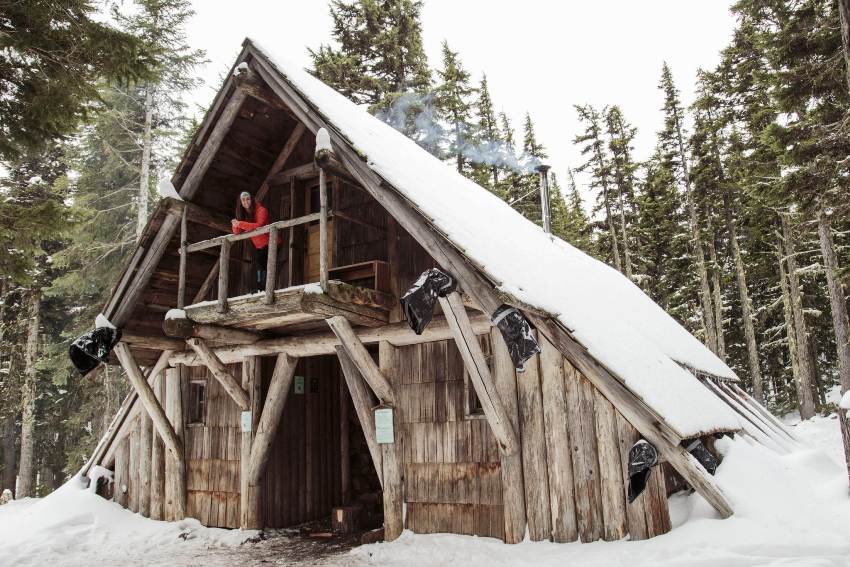 Da bi kuća-koliba bila ugodna zimi, krov mora biti pažljivo izoliran Da bi kuća-koliba bila ugodna zimi, krov mora biti pažljivo izoliran