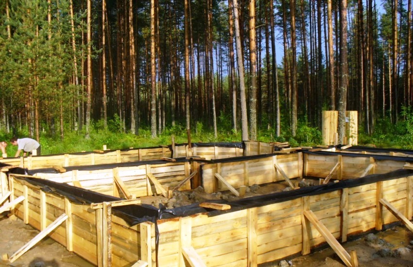 Izmjenjiva drvena oplata za trakaste temelje Izmjenjiva drvena oplata za trakaste temelje