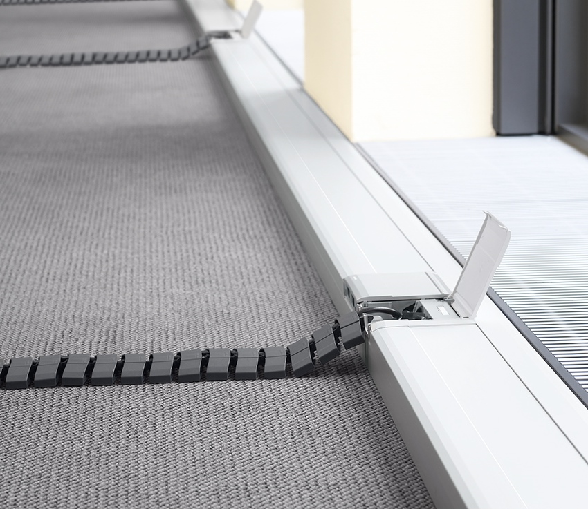 Kung kailangan mong magdala ng mga kable sa isang bagay na matatagpuan na malayo sa mga dingding, madalas na ginagamit ang mga kakayahang umangkop na mga cable channel Kung kailangan mong magdala ng mga kable sa isang bagay na matatagpuan na malayo sa mga dingding, madalas na ginagamit ang mga kakayahang umangkop na mga cable channel