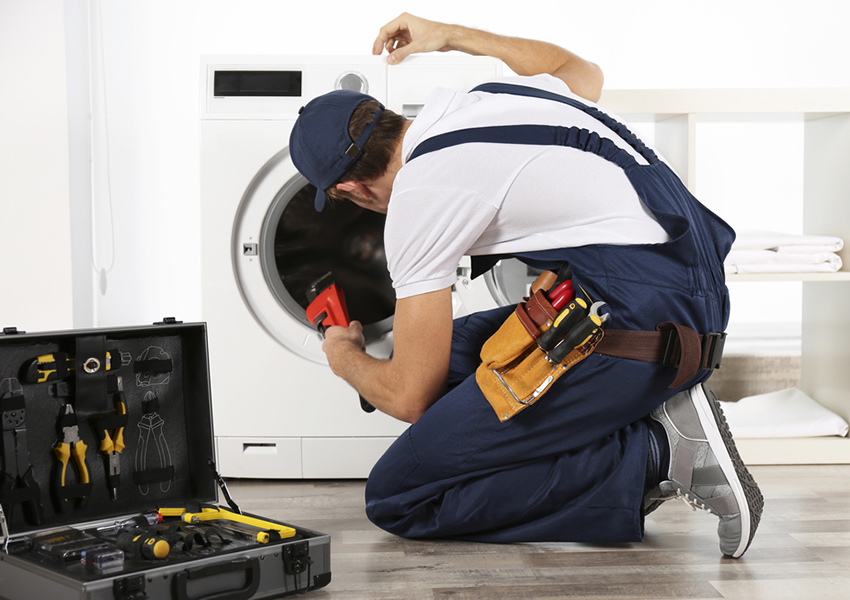 Bruk kun kvalitetsprodukter når du rengjør maskinen. Bruk kun kvalitetsprodukter når du rengjør maskinen.