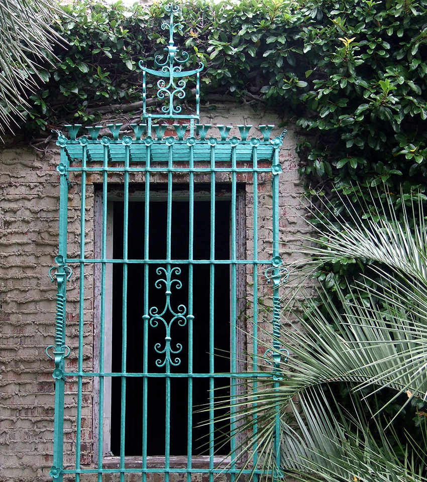 עבור סורגי אבטחה, המרחק בין חלקי מתכת הוא קטן יותר מאשר לדקורטיביות עבור סורגי אבטחה, המרחק בין חלקי מתכת הוא קטן יותר מאשר לדקורטיביות