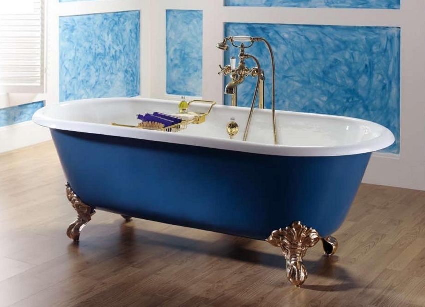 Για την αποκατάσταση του μπάνιου από χυτοσίδηρο, χρησιμοποιούνται δύο τύποι ενώσεων: εποξειδική και ακρυλική επίστρωση Για την αποκατάσταση του μπάνιου από χυτοσίδηρο, χρησιμοποιούνται δύο τύποι ενώσεων: εποξειδική και ακρυλική επίστρωση