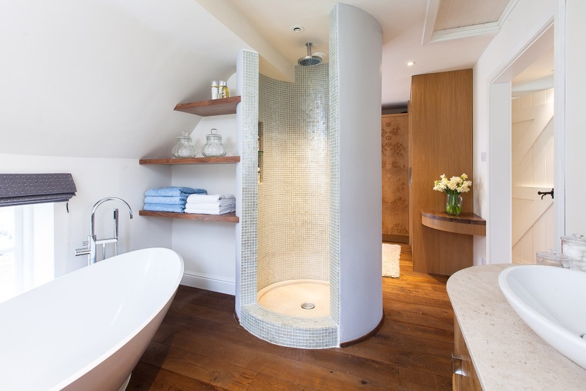 Οι τοίχοι του μπάνιου στη σοφίτα είναι βαμμένοι με λευκό αδιάβροχο χρώμα Οι τοίχοι του μπάνιου στη σοφίτα είναι βαμμένοι με λευκό αδιάβροχο χρώμα