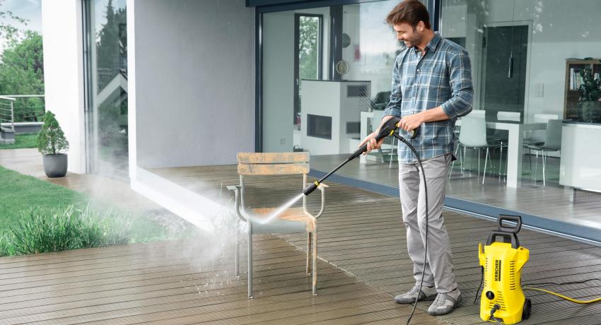 Máy phun rửa áp lực cao có thể được sử dụng để vệ sinh nhà cửa, vệ sinh bàn ghế sân vườn, rửa xe và nhiều mục đích khác. Máy phun rửa áp lực: nên chọn cái nào và tìm cái gì