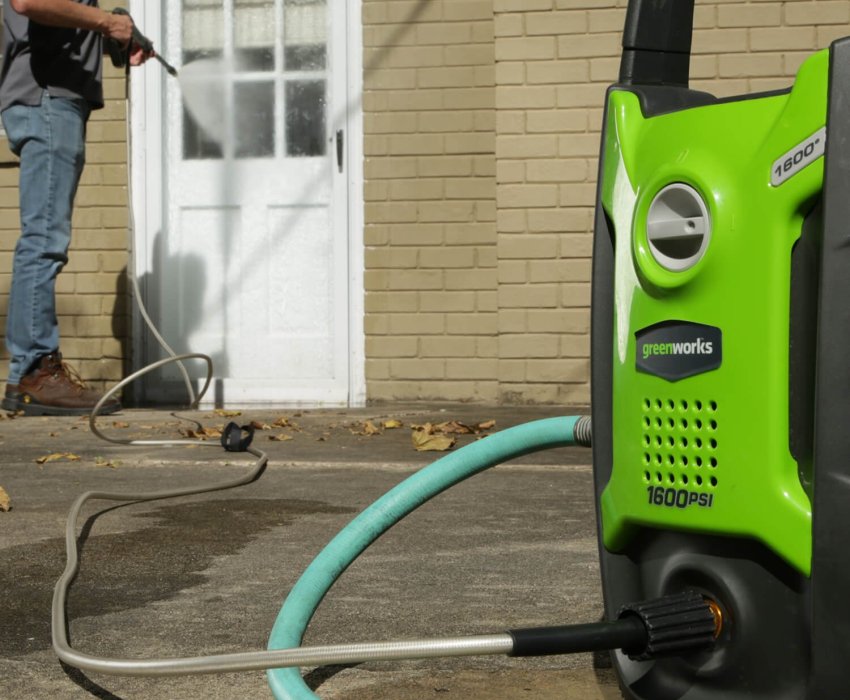 Giá thành của máy phun rửa áp lực có bình chứa sẽ cao hơn nhiều so với các dòng máy không có bình chứa. Giá thành của máy phun rửa áp lực có bình chứa sẽ cao hơn nhiều so với các dòng máy không có bình chứa.