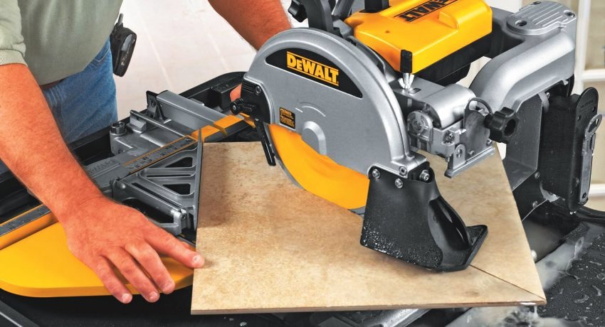 Το μηχάνημα DeWALT D24000 έχει δύο στάσεις, γεγονός που αυξάνει την ακρίβεια των κοψίματος και καθιστά δυνατή την κοπή υπό γωνία 45 μοιρών χωρίς προκαταρκτική σήμανση του υλικού Το μηχάνημα DeWALT D24000 έχει δύο στάσεις, γεγονός που αυξάνει την ακρίβεια των κοψίματος και καθιστά δυνατή την κοπή υπό γωνία 45 μοιρών χωρίς προκαταρκτική σήμανση του υλικού