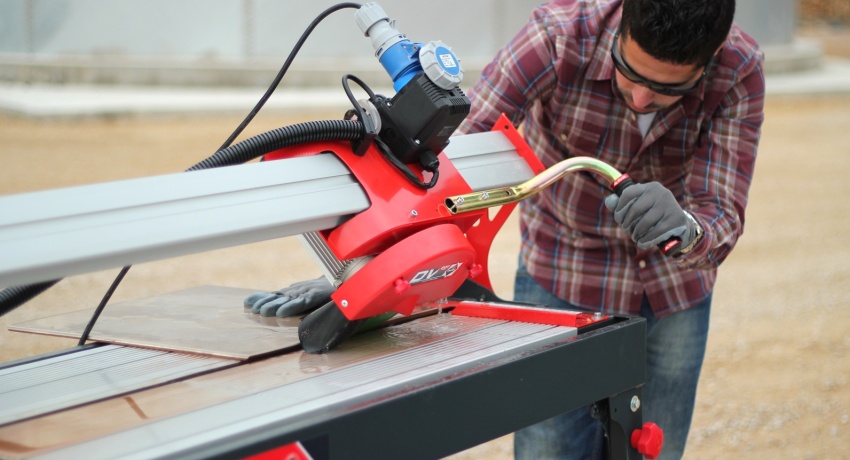 Κατά την πραγματοποίηση ανακαινίσεων μεγάλης κλίμακας, όταν πρέπει να κόψετε μεγάλο αριθμό πλακιδίων ή κεραμικών από πορσελάνη, πρέπει να χρησιμοποιήσετε έναν ηλεκτρικό υδρόψυκτο κόφτη πλακιδίων Ηλεκτρικός υδρόψυκτος κόφτης πλακιδίων: συμβουλές για επιλογή