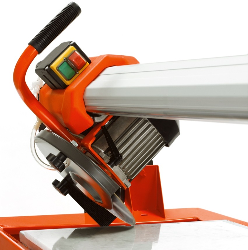 Σχεδόν όλα τα μοντέλα ηλεκτρικού κόφτη πλακιδίων μπορούν να κόψουν πλακίδια και κεραμικά πορσελάνης σε γωνία έως 45 μοίρες, αλλά για διαφορετικά υλικά πρέπει να επιλέξετε τον δικό σας δίσκο Σχεδόν όλα τα μοντέλα ηλεκτρικού κόφτη πλακιδίων μπορούν να κόψουν πλακίδια και κεραμικά πορσελάνης σε γωνία έως 45 μοίρες, αλλά για διαφορετικά υλικά πρέπει να επιλέξετε τον δικό σας δίσκο