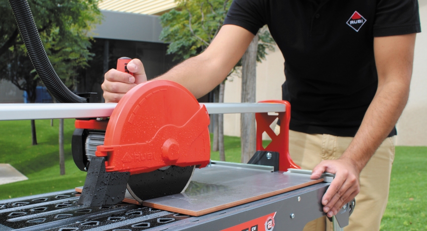 Το RUBI ND-180-BL Electric Water-Cooled Tile Cutter Standard σας επιτρέπει να κόψετε τεμάχια οποιουδήποτε μεγέθους χωρίς τους σχεδιαστικούς περιορισμούς της επιφάνειας εργασίας Το RUBI ND-180-BL Electric Water-Cooled Tile Cutter Standard σας επιτρέπει να κόψετε τεμάχια οποιουδήποτε μεγέθους χωρίς τους σχεδιαστικούς περιορισμούς της επιφάνειας εργασίας