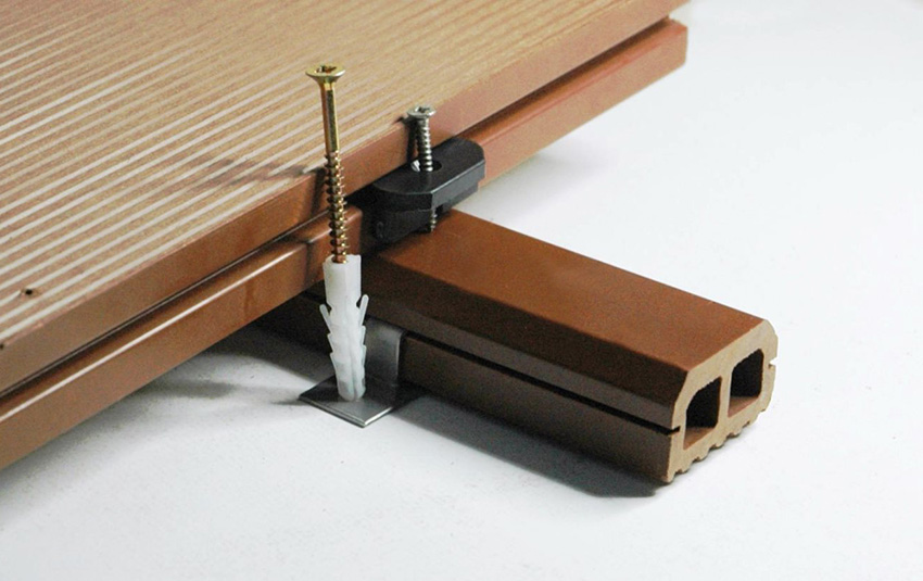 Ένα παράδειγμα στερέωσης μιας βεράντας σε κορμούς Ένα παράδειγμα στερέωσης μιας βεράντας σε κορμούς