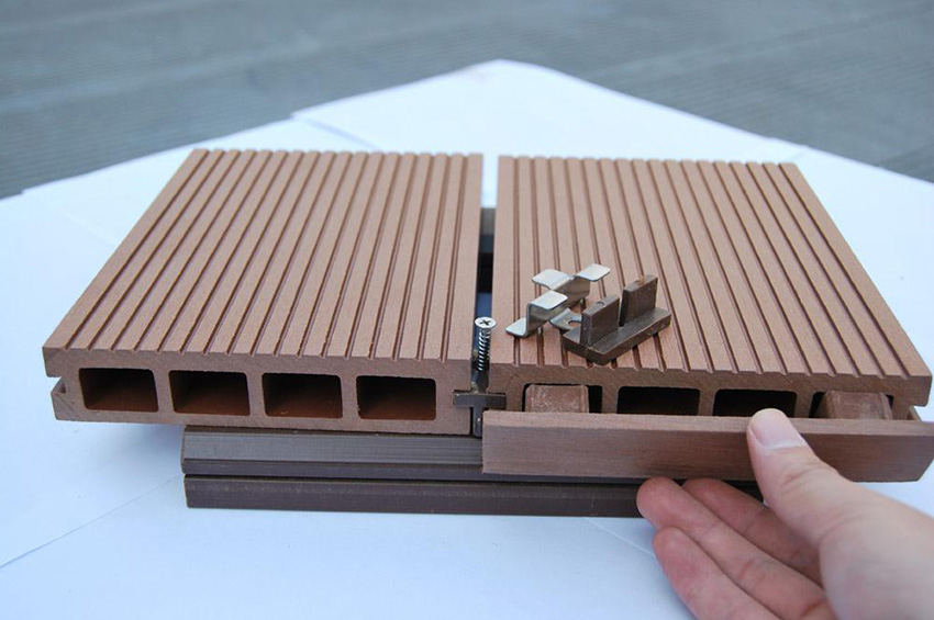 Τα πλαϊνά καπάκια μπορούν να τοποθετηθούν στον πίνακα καταστρώματος Τα πλαϊνά καπάκια μπορούν να τοποθετηθούν στον πίνακα καταστρώματος