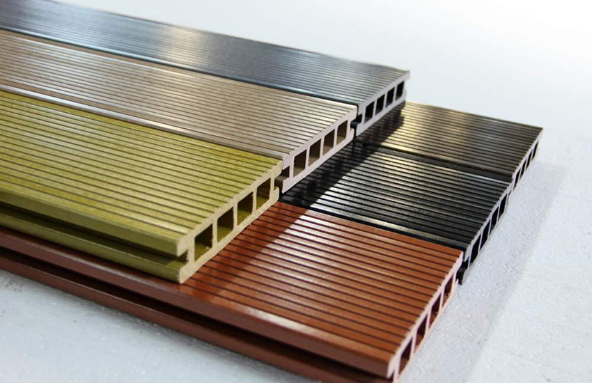 Χάρη στην επεξεργασία, το decking θα διαρκέσει για πολλά χρόνια Χάρη στην επεξεργασία, το decking θα διαρκέσει για πολλά χρόνια