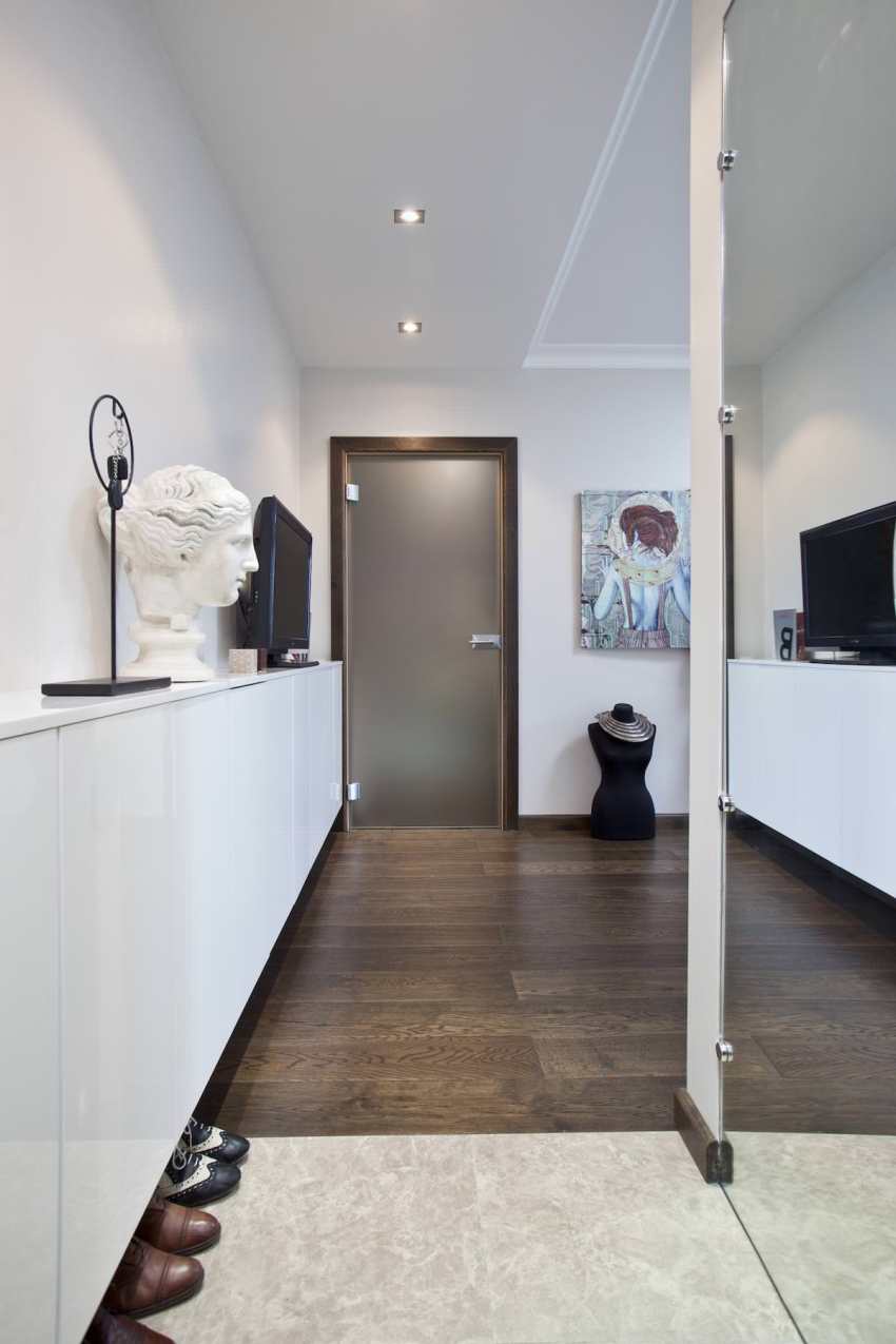 Upang makatipid ng puwang sa isang makitid na koridor, ang kasangkapan ay dapat mapili na may lalim na hindi hihigit sa 45 cm Upang makatipid ng puwang sa isang makitid na koridor, ang kasangkapan ay dapat mapili na may lalim na hindi hihigit sa 45 cm