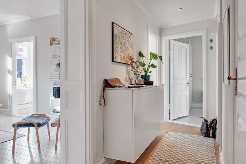 Mainam ang kasangkapan sa console para sa maliliit at makitid na pasilyo Mainam ang kasangkapan sa console para sa maliliit at makitid na pasilyo