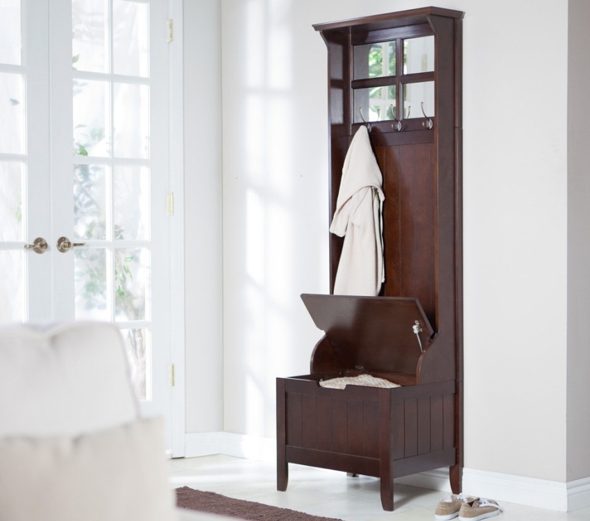 Ang isang mobile bukas na aparador sa isang klasikong istilo ay magkakasya sa anumang pasilyo ng isang apartment o pribadong bahay Ang isang mobile bukas na aparador sa isang klasikong istilo ay magkakasya sa anumang pasilyo ng isang apartment o pribadong bahay