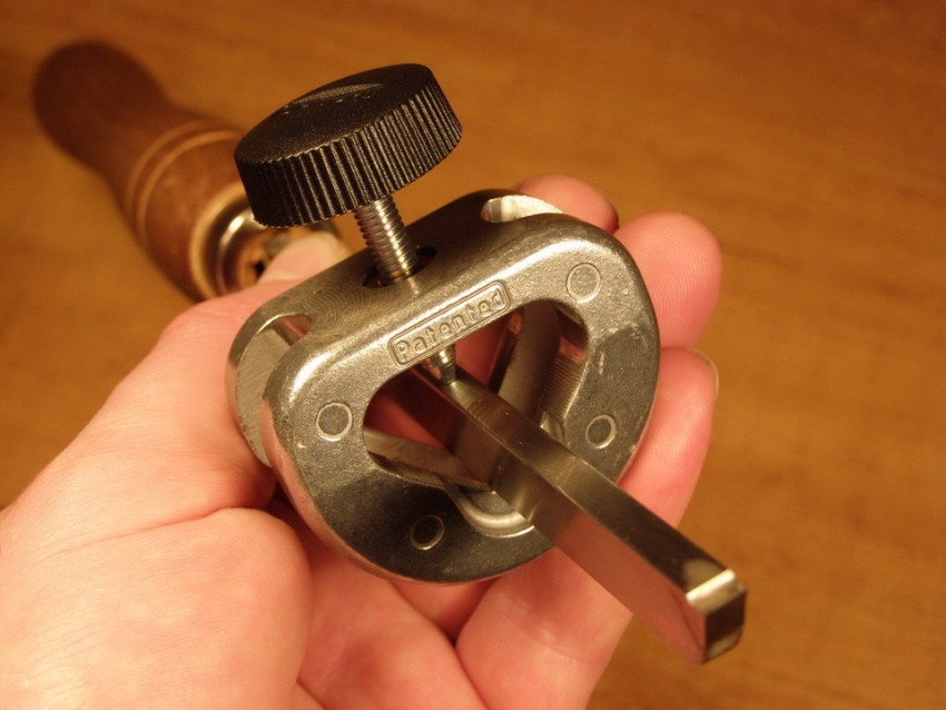 Abans d’afilar el tallador, cal fixar-lo correctament al mandril Abans d’afilar el tallador, cal fixar-lo correctament al mandril