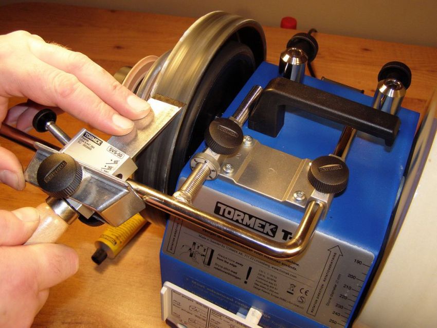 Per evitar l'aparició de rascades i estelles a les parts girades, és important utilitzar talladores correctament esmolades Per evitar l'aparició de rascades i estelles a les parts girades, és important utilitzar talladores correctament esmolades