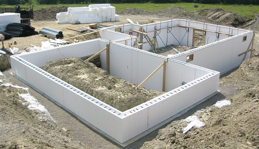 Roštilji se mogu razlikovati kako po dizajnu, tako i po položaju i materijalu Roštilji se mogu razlikovati kako po dizajnu, tako i po položaju i materijalu