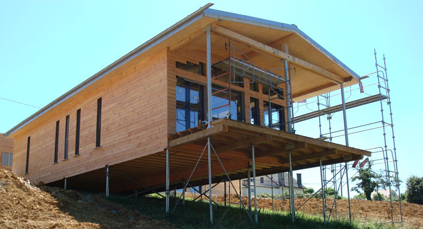 Primjer kuće na štulama s roštiljem Primjer kuće na štulama s roštiljem