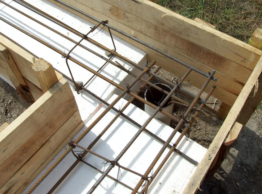 Rešetka samo spaja pilote i ravnomjerno raspoređuje opterećenja između njih Rešetka samo spaja pilote i ravnomjerno raspoređuje opterećenja između njih