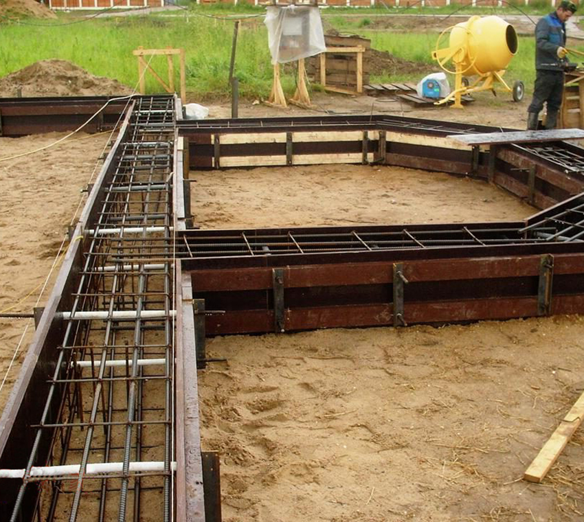 Ako se podzemna voda nalazi prilično visoko, tada tijekom gradnje takve strukture nema potrebe za dodatnim zavojima Ako se podzemna voda nalazi prilično visoko, tada tijekom izgradnje takve strukture nema potrebe za dodatnim zavojima