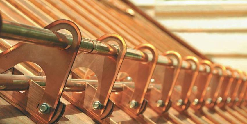 โครงสร้างป้องกันสำหรับหลังคาตะเข็บตั้งไม่เพียง แต่ทำจากเหล็กชุบสังกะสีเท่านั้น แต่ยังทำจากทองแดงด้วย โครงสร้างป้องกันสำหรับหลังคาตะเข็บตั้งไม่เพียง แต่ทำจากเหล็กชุบสังกะสีเท่านั้น แต่ยังทำจากทองแดงด้วย