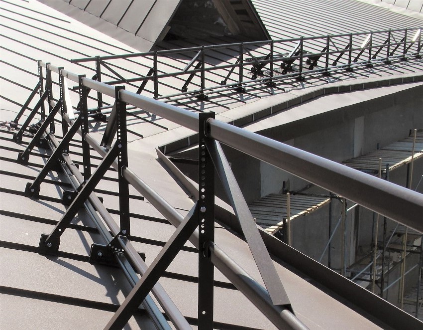 ผู้ถือหิมะได้รับการแก้ไขผ่านวัสดุมุงหลังคา ผู้ถือหิมะได้รับการแก้ไขผ่านวัสดุมุงหลังคา