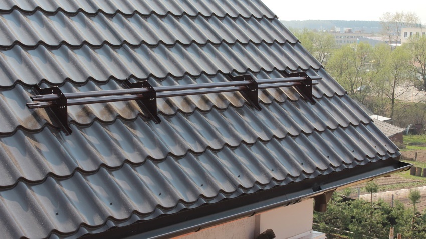 การติดตั้งผู้ถือหิมะจะดำเนินการโดยเว้นระยะห่างจากชายคา 0.5-0.8 ม การติดตั้งผู้ถือหิมะจะดำเนินการโดยเว้นระยะห่างจากชายคา 0.5-0.8 ม