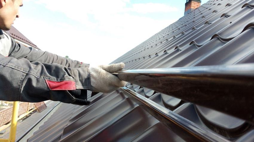 การติดตั้งอุปกรณ์ป้องกันหิมะสามารถทำได้ทั้งในขั้นตอนของงานหลังคาและบนหลังคาที่ทำเสร็จแล้ว การติดตั้งอุปกรณ์ป้องกันหิมะสามารถทำได้ทั้งในขั้นตอนของงานหลังคาและบนหลังคาที่ทำเสร็จแล้ว