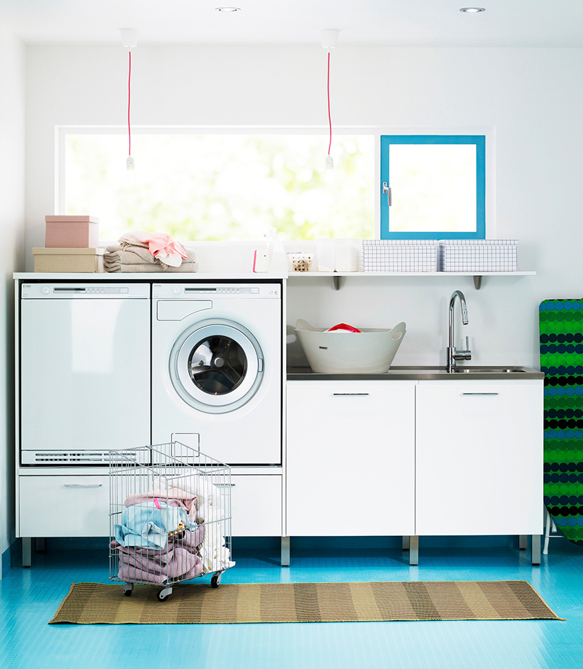 Un exemple d’una disposició compacta d’una rentadora a la cuina Un exemple d’una disposició compacta d’una rentadora a la cuina