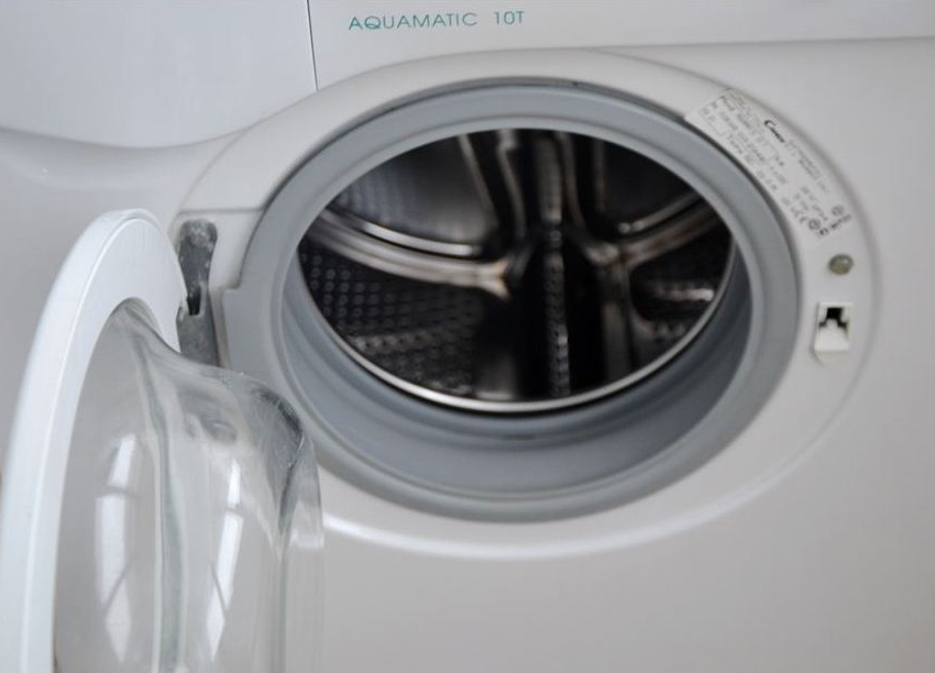 Candy Aquamatic 10T és de mida petita i té control infantil Candy Aquamatic 10T és de mida petita i té control infantil