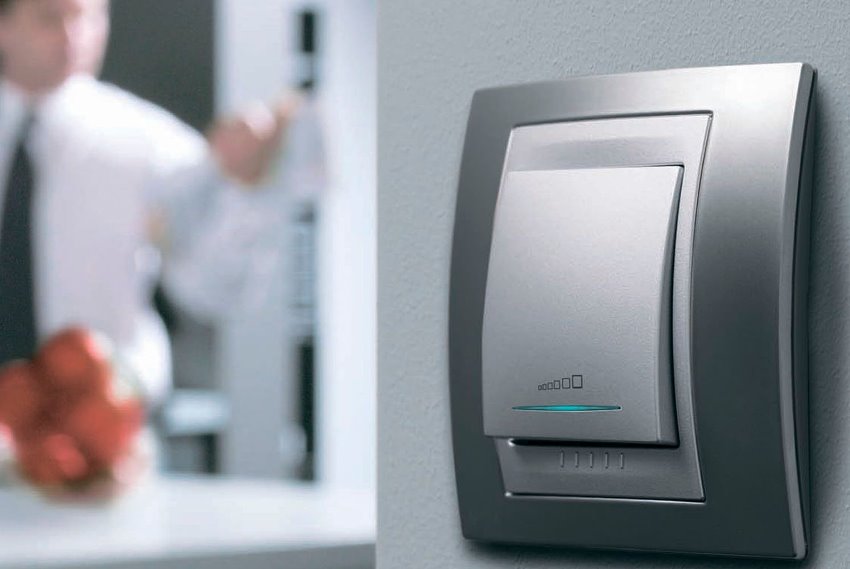 Monoblok dæmper kombineret med en kontakt i interiøret Monoblok dæmper kombineret med en kontakt i interiøret