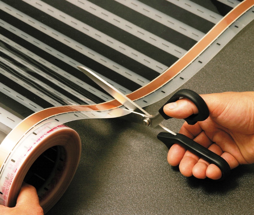 Abans de col·locar la pel·lícula infraroja sota el laminat, s’ha de tallar correctament Abans de col·locar la pel·lícula infraroja sota el laminat, s’ha de tallar correctament