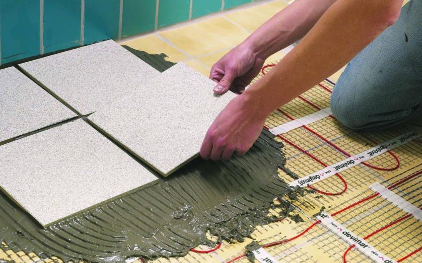 Odporúča sa začať pokladať dlaždice na balkóne od stredu miestnosti. Odporúča sa začať pokladať dlaždice na balkóne od stredu miestnosti.