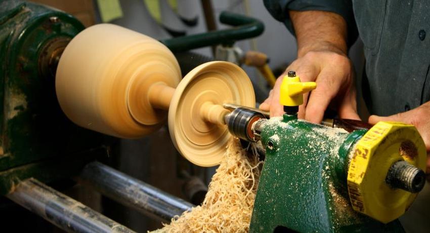 Per processar espais en blanc de fusta a casa, són adequats els models de màquines d'escriptori, que es caracteritzen per una baixa potència Torn de fusta: dispositiu, característiques i visió general del model