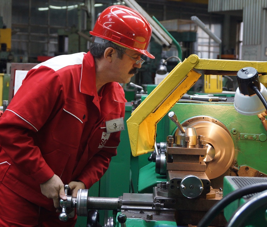 W fabrykach stosuje się duże i mocne jednostki do obróbki metalu, mniejsze modele są bardziej odpowiednie do celów domowych