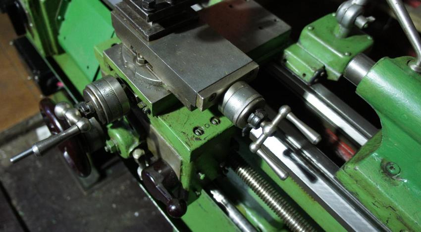 Prosty system sterowania obrabiarki TV-7 pozwala nawet osobom mającym niewielkie doświadczenie w obróbce metali poradzić sobie z pracami tokarskimi