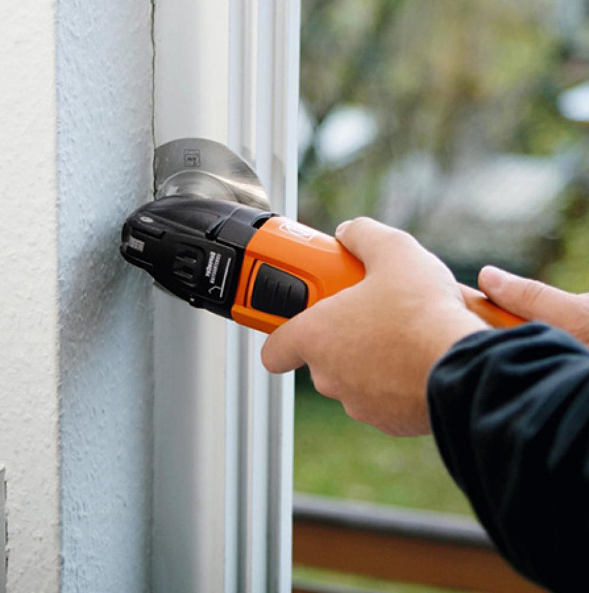 Înainte de dezmembrare, este mai bine să îndepărtați sau să acoperiți toate mobilierele pentru a nu le praf Înainte de dezmembrare, este mai bine să îndepărtați sau să acoperiți toate mobilierele pentru a nu le praf