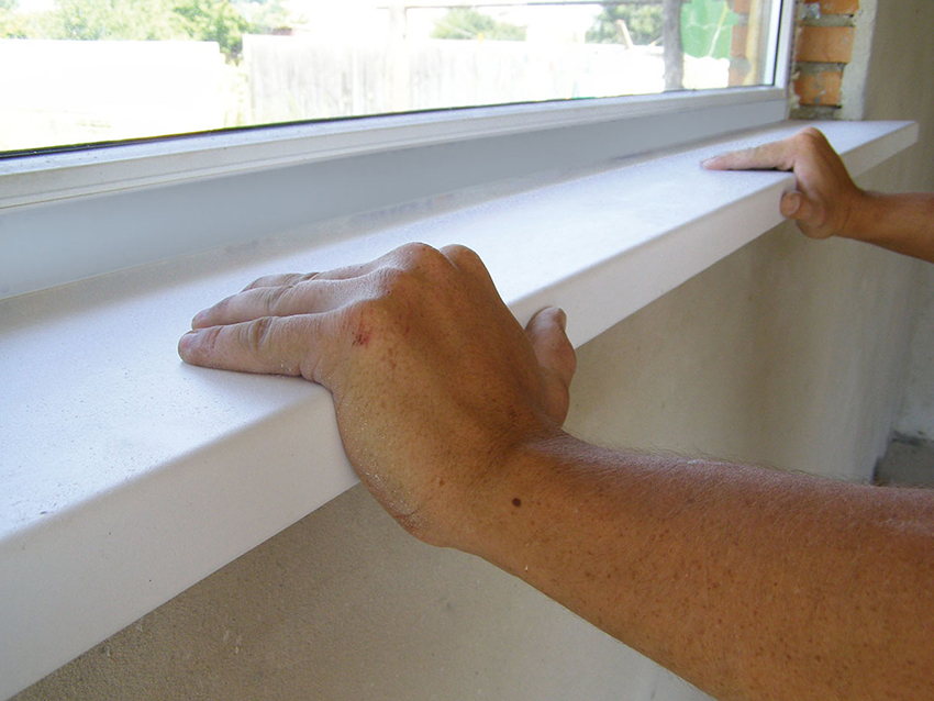 Înainte de a umple pervazul cu spumă, trebuie să verificați elementele de fixare Înainte de a umple pervazul cu spumă, trebuie să verificați elementele de fixare