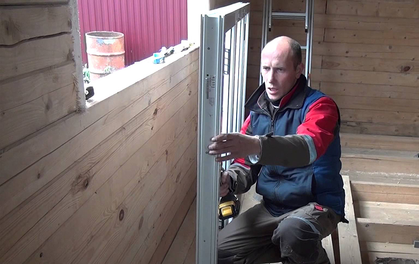 În timpul instalării ferestrei în fiecare etapă de lucru, este necesar să verificați planul profilului după nivel În timpul instalării ferestrei în fiecare etapă de lucru, este necesar să verificați planul profilului după nivel