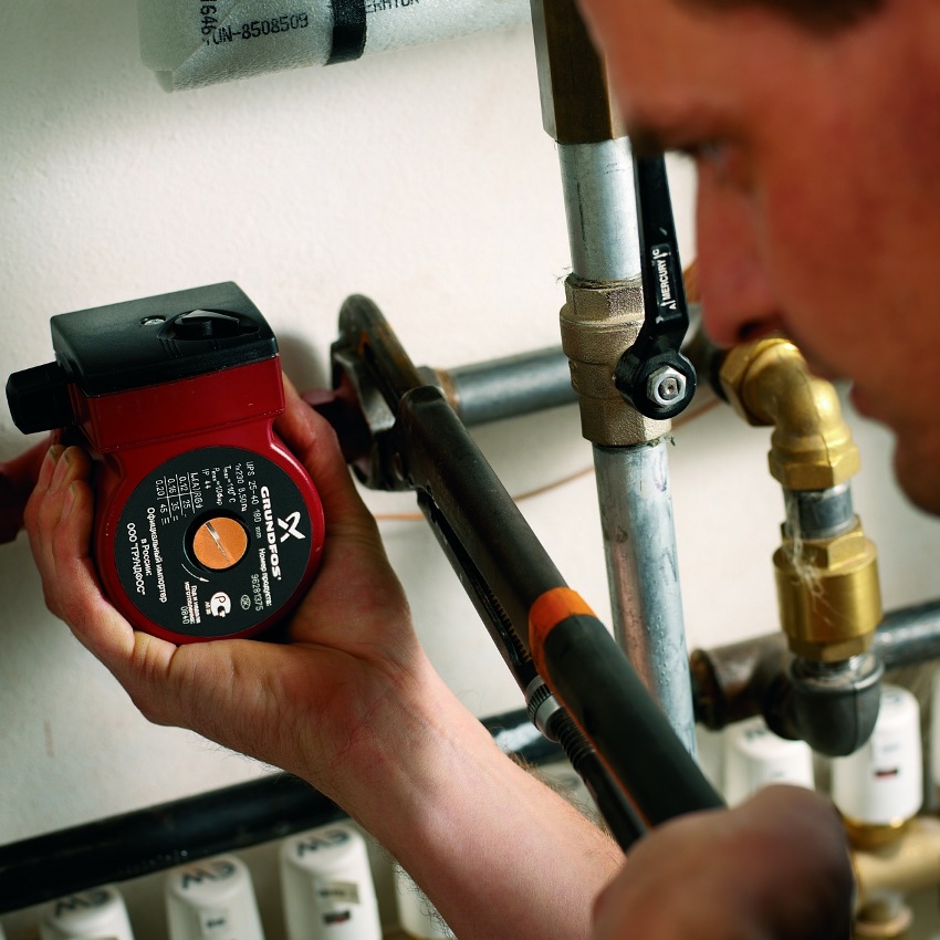 Das Pumpengehäuse ist mit seinen Montageeigenschaften gekennzeichnet Das Pumpengehäuse ist mit einer Markierung versehen, die die Installationseigenschaften angibt